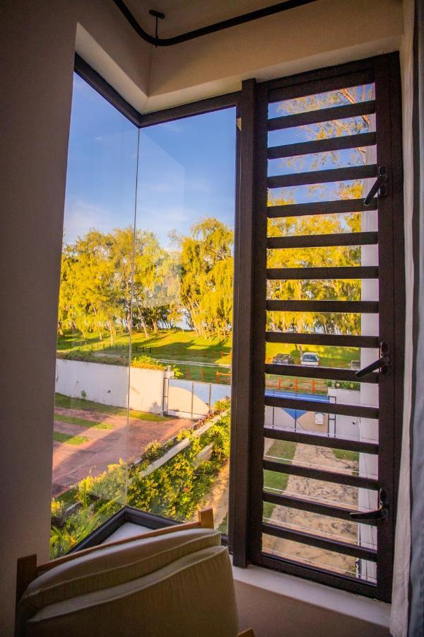 Villa Angelou - Sunlit Beach Getaway With Pool And Wifi Belle Mare Exterior foto